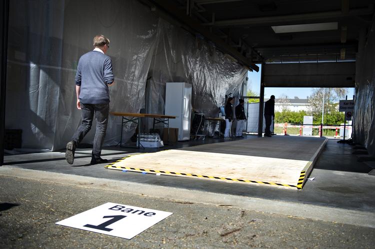 Der er sat store, hvide testtelte op flere steder i landet, blandt andet her i Odense.  Foto: Brian Karmark
