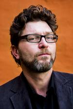 Bergsveinn Birgisson  burde have delt sin bog i to selvstændige bøger. En om køer og en om alt det andet, mener Jes Stein. Foto: Simon Fals 