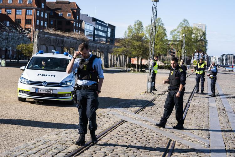 Coronavirussen har betyder, at betjente fylder meget i gadebilledet. Billedet er fra Islands Brygge i København i søndags.  Foto: Martin Sylvest/Ritzau Scanpix