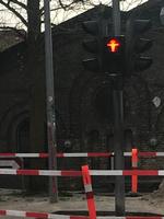 Turister fra det tidligere Østtyskland vil uden tvivl føle sig hjemme, når de afventer grønt signal i Roskilde. Foto: Johan Bayer 