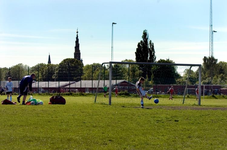 Kløvermarken på Amager rummer adskillige  baner, som DBU København gerne ser snart kommer i brug igen.  Foto: Torben Stroyer/POLFOTO
