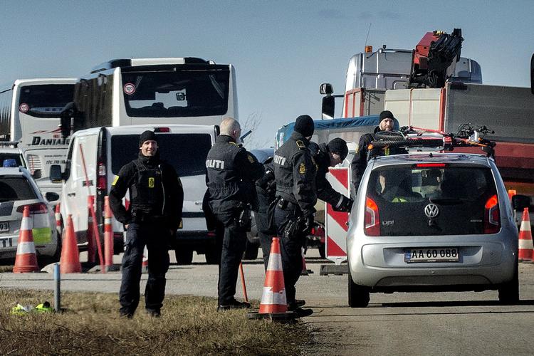 Virusekspert Allan Randrup Thomsen vil ikke udelukke, at der kommer en smittebølge to og tre, når regeringen åbner grænserne. Her ses politiet på Øresundsbroen ved grænseovergangen til Sverige. Foto: Martin Lehmann/POLFOTO