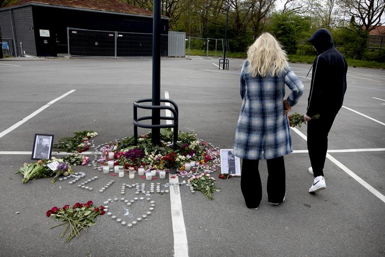En 18-årig mand blev dræbt ved et masseslagsmål i  i Jægersborg i Gentofte Kommune i lørdags. Søndag blev der lagt blomster.  Foto: Finn Frandsen/POLFOTO