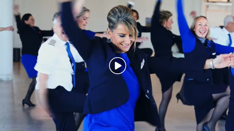 Naja Maria Engels blandt glade kollegaer. Da videoen blev filmet var SAS' fyringsrunde ukendt. 