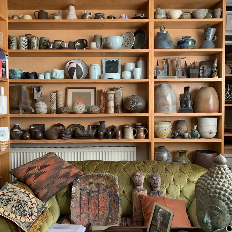 I den pensionerede lokale embedsmands lejlighed var keramik fra gulv til loft.  Foto: Maak