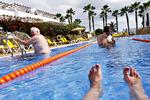 Sommerferie i en pool i Sydeuropa er truet, og det betyder, at rejsebureauerne taber penge i stor stil. Nu presser de på for at få en bedre hjælpepakke. Foto: Stine Bidstrup/POLFOTO