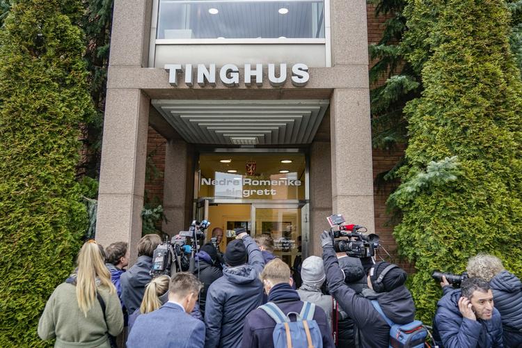  Fotografer og reportere foran indgangen til tinghuset i Lillestrøm. Foto: Heiko Junge/Ritzau Scanpix