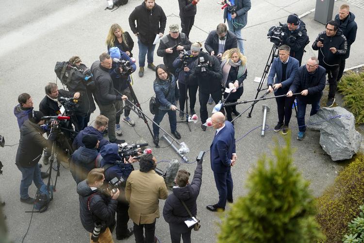 Tom Hagens advokat, Svein Holden, taler med pressen foran politistationen i  Lillestrøm, Norge.  Foto: Ntb Scanpix/Ritzau Scanpix