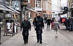 Betjente fra Nordjyllands Politi patruljerer i Aalborg og sørger bl.a. for, at folk holder afstand.    Foto: Henning Bagger/Ritzau Scanpix