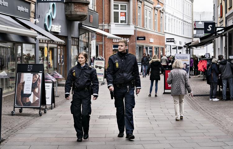Betjente fra Nordjyllands Politi patruljerer i Aalborg og sørger bl.a. for, at folk holder afstand.    Foto: Henning Bagger/Ritzau Scanpix