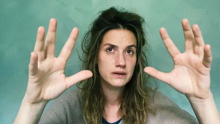 Danica Curcic er blandt skuespillerne i det håndholdte format 'Coronamonologerne'.  Foto: Østerbro Teater 