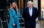 Torsdag vendte Boris Johnson tilbage til arbejdet som premierminister i et coronaramt Storbritannien. Onsdag blev han far for sjette gang, da hans kæreste Carrie Symonds fødte parrets søn. Nederst til højre ses han for godt to uger siden takke det britiske sygehusvæsen for at have reddet hans liv, efter coronavirus sendte ham på intensiv. Foto: Pippa Fowles og Foto: Tolga Akmen/Ritzau Scanpix
