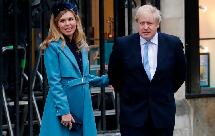 Torsdag vendte Boris Johnson tilbage til arbejdet som premierminister i et coronaramt Storbritannien. Onsdag blev han far for sjette gang, da hans kæreste Carrie Symonds fødte parrets søn. Nederst til højre ses han for godt to uger siden takke det britiske sygehusvæsen for at have reddet hans liv, efter coronavirus sendte ham på intensiv. Foto: Pippa Fowles og Foto: Tolga Akmen/Ritzau Scanpix
