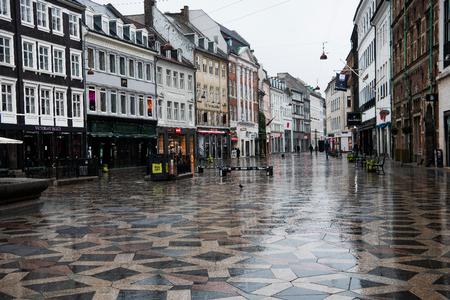 Covid-19 har lagt byerne øde og der venter en massiv økonomisk krise forude. Hvordan kommer vi bedst muligt gennem den Foto: Gregers Tycho