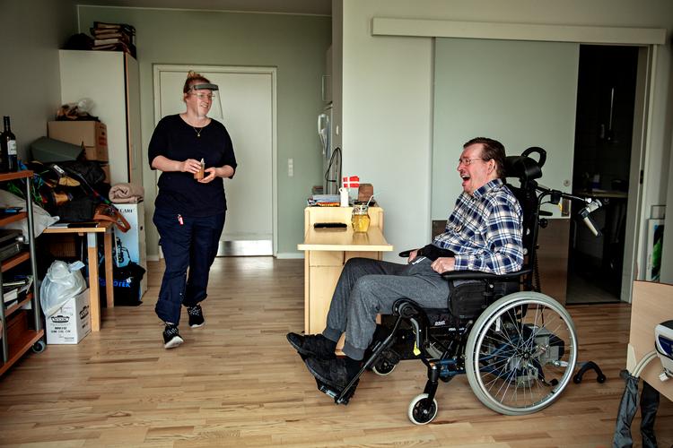 Sosu-hjælper Heidi Callesen er klar med kaffen til Erik Tindal, som bor på plejecenter Pedershave i Frederikssund. Her vidste de fra corona-epidemiens første dag, at det gjaldt om at holde smitten ude.  Foto: Jacob Ehrbahn/POLFOTO