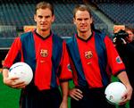 I 1999 skiftede brødrene fra Ajax til Barcelona, der i forvejen havde seks hollandske spillere og en hollandsk træner.  Foto: Gustau Nacarino/Ritzau Scanpix