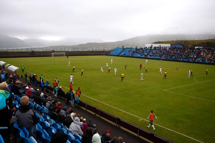 Måske er fodboldkvaliteten ikke den største, men det ser alligevel smukt ud, når de spiller på Færøerne - som her da NSI Runavík tog imod Fulham på stadionet i Toftir i kvalifikationen til Europa League tilbage i 2011, Foto: Action Images/Action Images