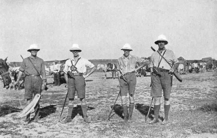 De fire danske nybyggere på vej til Bulgun Tal i Ydre Mongoliet med deres karavane af udstyr, 1923. Fra venstre Carl Krebs, Henning Haslund-Christensen, Tage Birck og Kai Borgstrøm (Bøflen). Foto: Fra bogen ’Jabonah’ af Henning Haslund-Christensen 

 