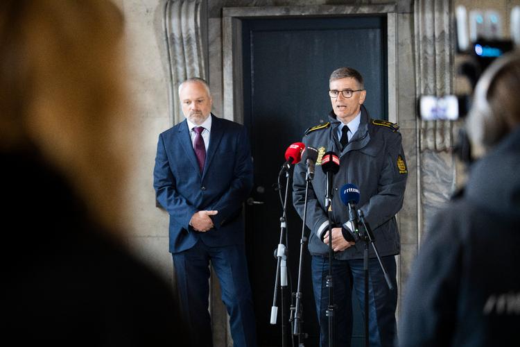 PETs operative chef Flemmeing Drejer (tv) og chefpolitiinspektør Jørgen Bergen Skov fra Københavns Politi fortæller om dagens terroranholdelse på et pressemøde ved Politigården i København. 
 Foto: Andreas Merrald/POLFOTO