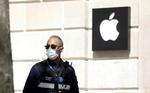 En betjent foran den lukkede Apple-butik på Champs-Elysees i Paris torsdag. Foto: Charles Platiau/Ritzau Scanpix