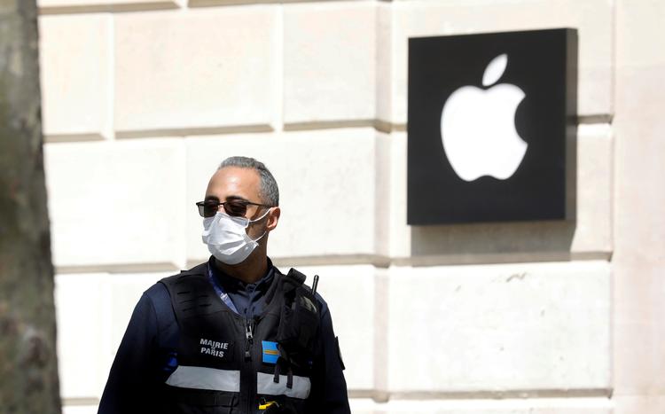 En betjent foran den lukkede Apple-butik på Champs-Elysees i Paris torsdag. Foto: Charles Platiau/Ritzau Scanpix