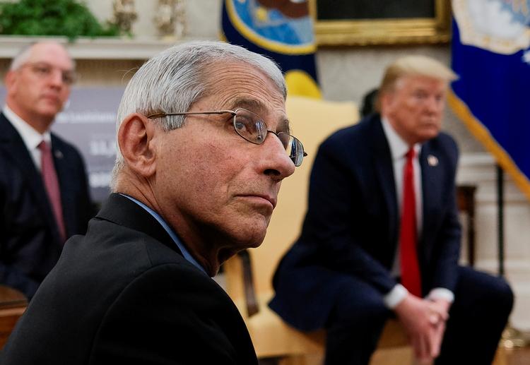 Virusekspert Anthony Fauci deltager i et pressemøde med præsident Trump torsdag. Foto: Carlos Barria/Ritzau Scanpix
