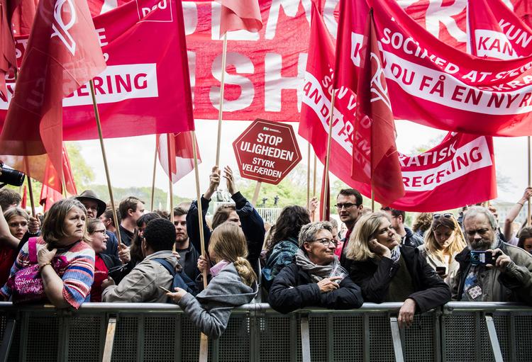 Vejrmæssigt går arbejderne ikke glip af noget fredag, der bliver skyet og med byger, lyder det fra DMI. Foto: Jonas Olufson