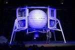 Sidste år afslørede Amazon-stifter, Jeff Bezos, designet bag Blue Origins månelandingsfartøj, der har navnet Blue Moon. Foto: Saul Loeb/Ritzau Scanpix