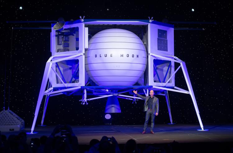 Sidste år afslørede Amazon-stifter, Jeff Bezos, designet bag Blue Origins månelandingsfartøj, der har navnet Blue Moon. Foto: Saul Loeb/Ritzau Scanpix