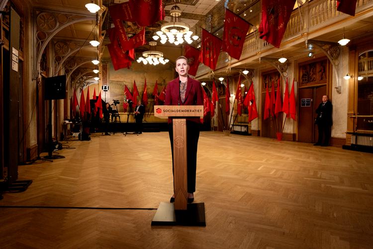 Selv om smittetrykket er steget, forventer statsminister Mette Frederiksen (S) fortsat, at næste fase begynder som planlagt efter 10. maj. Foto: Mads Nissen/POLFOTO