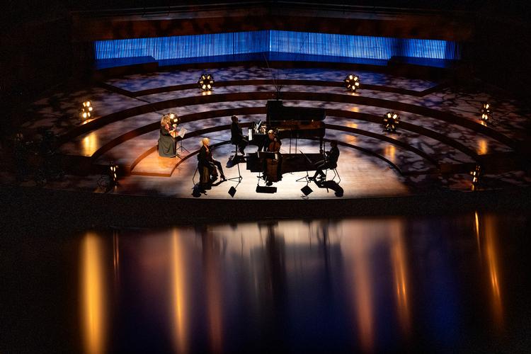 Kun fire musikere på scenen og en fotograf og en P2-vært og et par andre var til stede, da DR og Koncerthuset tog det første lille skridt mod en genåbning torsdag efter halvanden måned uden en lyd i salen. Foto: Peter Hove Olesen/POLFOTO