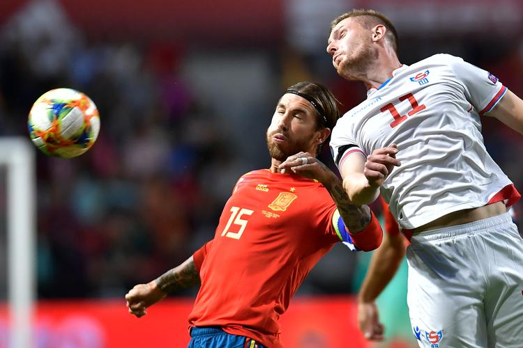 Klæmint Olsen - her i duel med spanske Sergio Ramos - har en ganske særlig status på Færøerne, hvor han er den mest scorende i den bedste række nogensinde. Selv om han blev født med klumpfod.  Foto: Alvaro Barrientos/Ritzau Scanpix