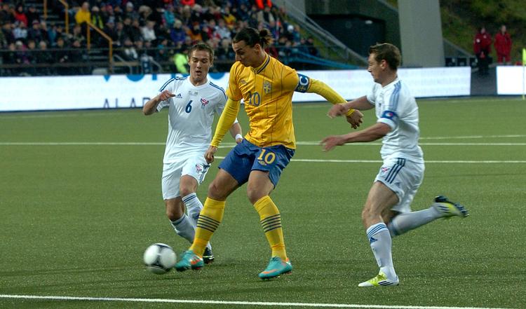 Frodi Benjaminsen (til venstre) har netop indstillet karrieren, men er en af de største legender i færøsk fodbold. Han har flest landskampe af alle. En af dem var denne mod Sverige og Zlatan Ibrahimovic.  Foto: Andrija Ilic/Ritzau Scanpix