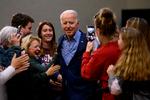 Joe Biden sammen med vælgere under primærvalget i februar måned, inden anklagen fra en tidligere ansat var kendt. Foto: Jim Watson/Ritzau Scanpix