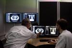 Læger på regionshospitalet i Silkeborg aflæser resultaterne af en lavdosis CT-skanning. Metoden redder liv, mener overlæge Ulrich Fredberg, men strider ifølge hospitalsledelsen imod Sundhedsstyrelsens retningslinjer. Så nu er han fyret. Foto: Tanja Carstens Lund/POLFOTO