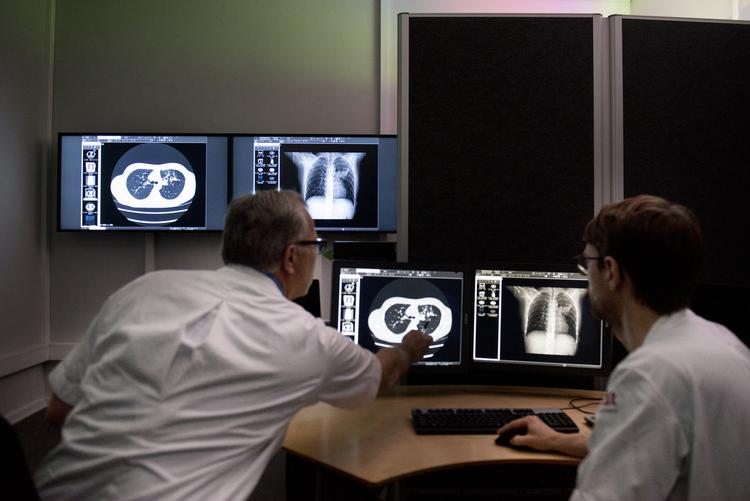 Læger på regionshospitalet i Silkeborg aflæser resultaterne af en lavdosis CT-skanning. Metoden redder liv, mener overlæge Ulrich Fredberg, men strider ifølge hospitalsledelsen imod Sundhedsstyrelsens retningslinjer. Så nu er han fyret. Foto: Tanja Carstens Lund/POLFOTO