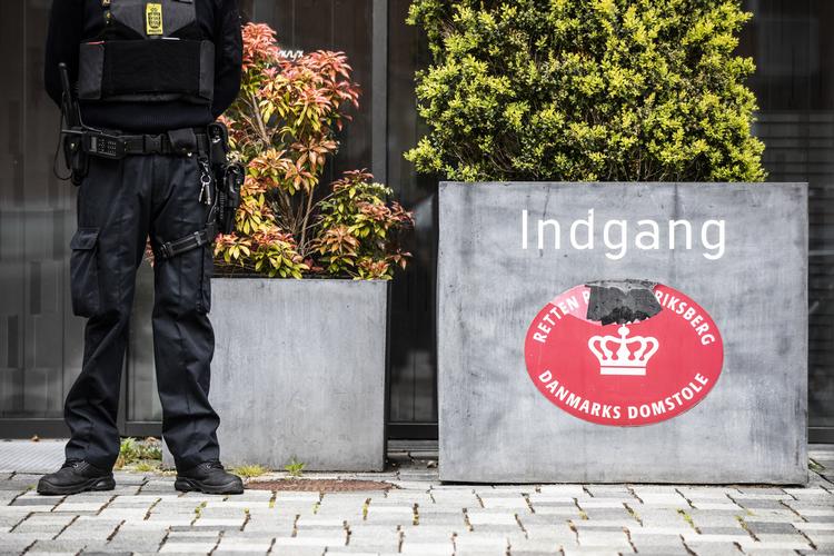  Politibevogtningen var på plads men dog behersket, da en 23-årig terrorsigtet mand blev fremstillet i grundlovsforhør i Retten på Frederiksberg. Manden blev anholdt torsdag, mistænkt for at forsøge at skaffe våben og ammunition til at gennemføre et eller flere terrorangreb inspireret af islamistisk terror..  Foto: Ólafur Steinar Gestsson/Ritzau Scanpix