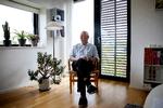Arne Panduro har nu udsigt til igen at kunne besøge sin demente hustru Ellen, der bor på plejehjem. Det er en stor lettelse for den 78-årige pensionist. Foto: Finn Frandsen/POLFOTO