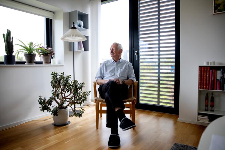 Arne Panduro har nu udsigt til igen at kunne besøge sin demente hustru Ellen, der bor på plejehjem. Det er en stor lettelse for den 78-årige pensionist. Foto: Finn Frandsen/POLFOTO