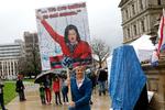 Donald Trump har Gretchen Whitmer har kaldt hende en »halvhjerne«, og højreorienterede demonstranter fremstillede hende som Hitler ved en demonstration i går i Michigan.  Foto: Jeff Kowalsky/Ritzau Scanpix