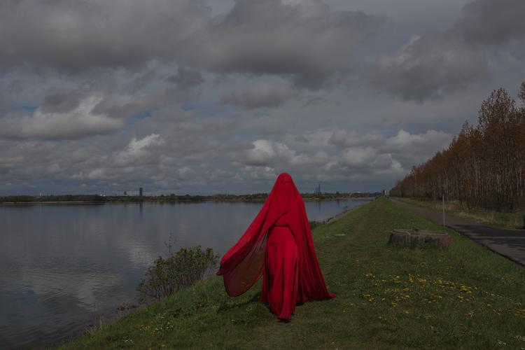 The Sister (Gry Worre Hallberg) søgte heling  for coronaens effekter gennem en række ritualer under en 30 kilometer lang vandring i København. Foto: Diana Lindhardt