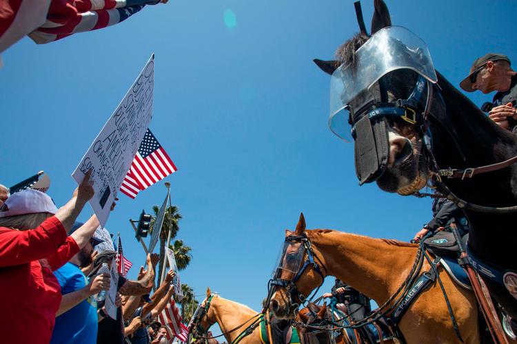 Solbadning, gåture, løb og og surfing er forbudt på de populære strande i Orange County. Det fik folk til at gå i stor demonstration 1. maj. fra guvernørens kontor o Foto: Apu Gomes/Ritzau Scanpix