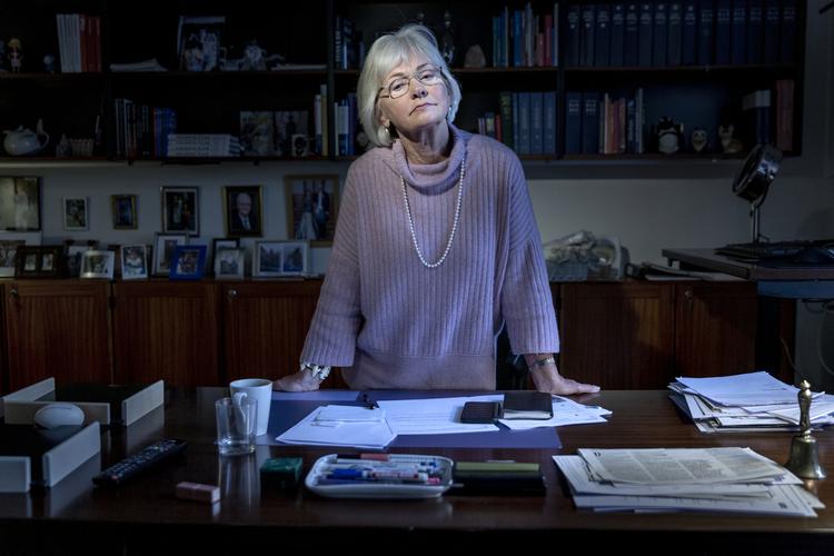 Pia Kjærsgaard finder det dræbende, at Anders Vistisen udtaler sig i kritiske vendinger om partiet i Avisen Danmark. Her ses hun på sit kontor på Christiansborg. Arkivfoto. Foto: Mads Nissen/POLFOTO