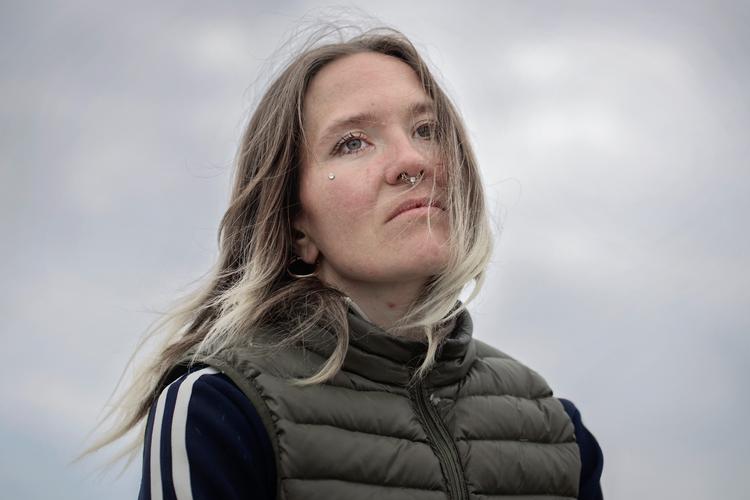 Lige. Mei Hirschmann Bieber er psykisk syg med angst, men under coronakrisen har hun oplevet at få det bedre. Det er som om, verden er blevet mere, som hun altid oplever den, og at hun derfor ikke føler sig så underlig længere. Hun har heller ingen fomo, for der sker ikke noget, man kan gå glip af.  Foto: Mikkel Hørlyck/POLFOTO