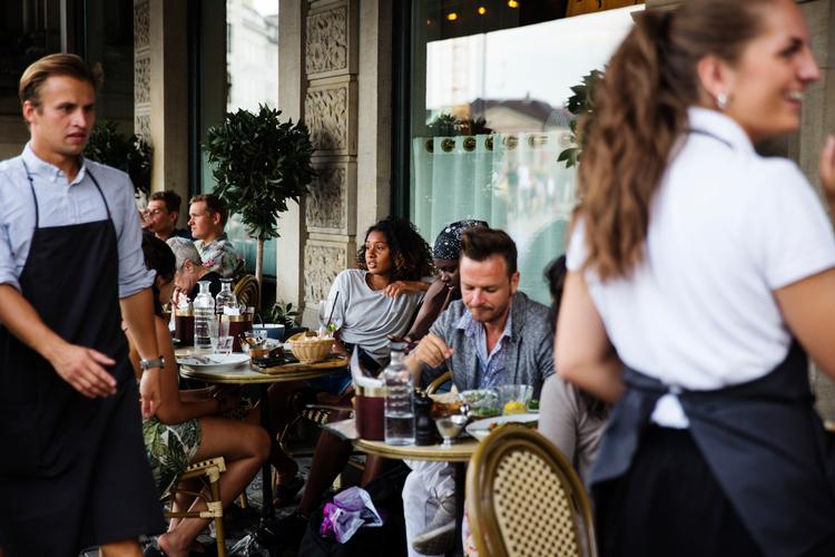 Flere partier håber, at genåbningsforhandlingerne fører til, at restauranter og caféer snart kan åbne for gæster.  Foto: Emma Sejersen/POLFOTO
