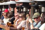 Fællesskab og fadøl i solen 1. maj på Lille Torg i Malmø Foto:  Nattan Thumrin