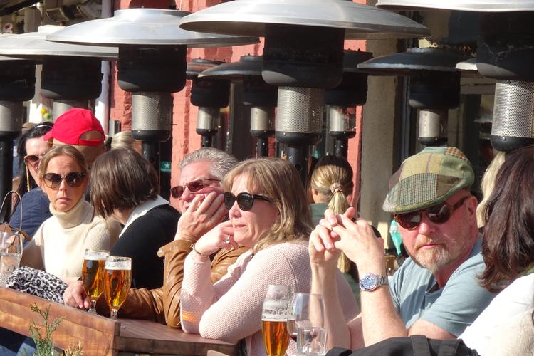 Fællesskab og fadøl i solen 1. maj på Lille Torg i Malmø Foto:  Nattan Thumrin