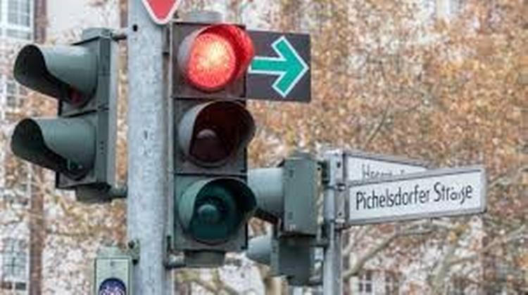 Roskildes nyeste DDR-skilt viser, at cyklister gerne må dreje til højre, når der er rødt. Foto: Roskilde kommune 