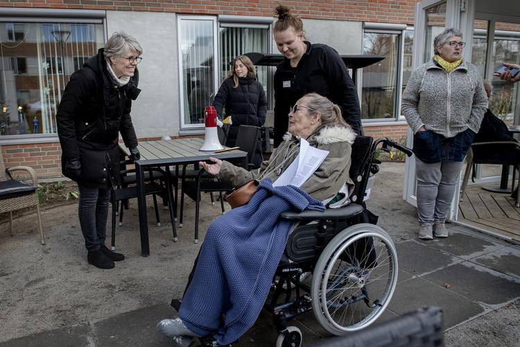 Sundhedsstyrelsens nye retningslinjer anbefaler, at man vægter den enkeltes situation højere. Det kan give de ældre flere muligheder for kontakt. Foto: Casper Dalhoff/Casper Dalhoff