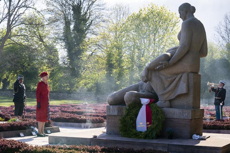     Dronning Margrethe og statsminister Mette Frederiksen (S), nedlægger kranse til ære for de faldne modstandsfolk, på 75-årsdagen for befrielsen i Mindelunden i Hellerup. Foto: Ida Marie Odgaard/Ritzau Scanpix